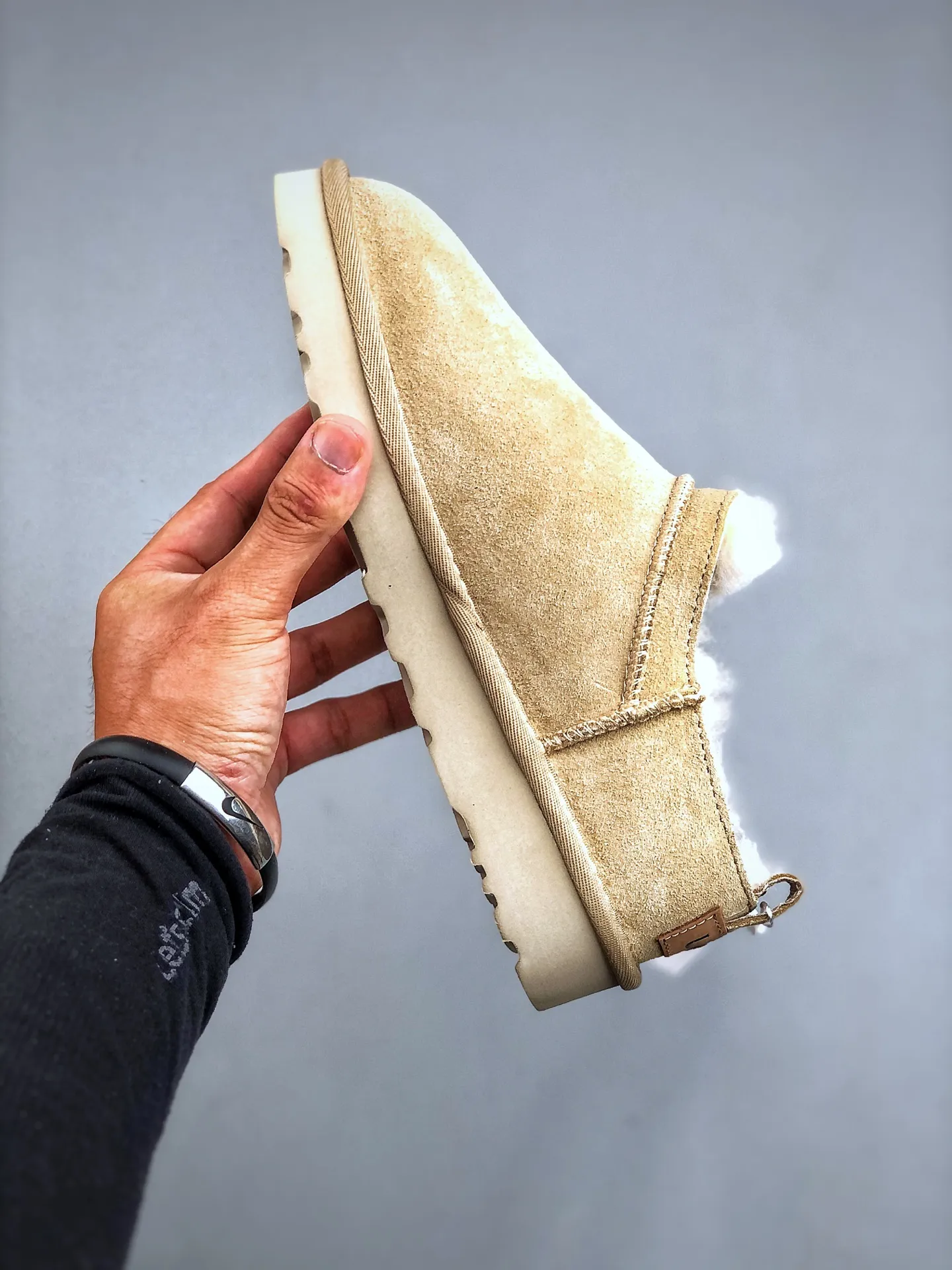 Local self-pickup💰520 supports store placement. The top version of ugg on the market. 25 new models. UGG Elea Slip-On. Thin and light slip-on. Home, office, air-conditioned room. Easy to match, super fashionable and long-leg welfare model. Produced by a large foreign trade factory in Guangzhou. Toe to insole. Genuine sheep fur integrated. Independent outer box packaging. Chip with waterproof technology. Different from any version on the market. Independently developed original outsole and cashmere insole to keep you warm in winter and suitable for home use. In recent years, uug has launched a style series that is partially geared towards the preferences of young consumers and has also moved to the forefront of fashion trends. Shoe body material Water-repellent coated suede upper 17 mm UGGPURE™ implanted wool insole Lightweight non-slip and comfortable rubber outsole With brand LOGO trademark Comes with a full set of packaging Size: 35-40